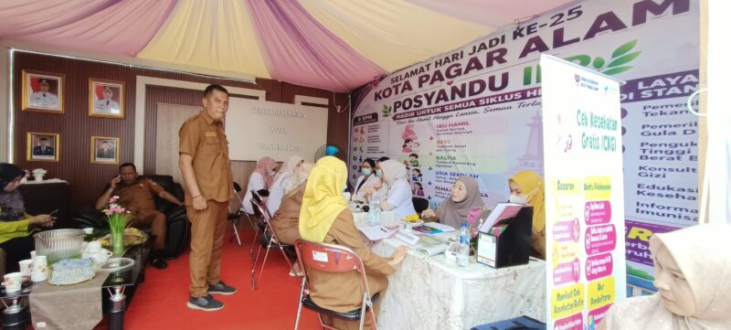 fhoto : tampak layanan kesehatan gratis di stand dinas kesehatan dalam rangka hut pagar alam ke-25