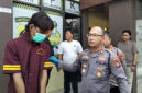 Foto : pelaku di kantor polisi