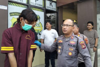 Foto : pelaku di kantor polisi