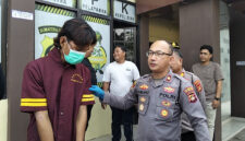 Foto : pelaku di kantor polisi