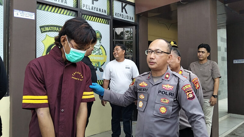 Foto : pelaku di kantor polisi