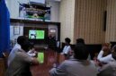 Kapolsek Buay Madang Timur IPTU Swisspo, bersama jajaran personel dan warga pencinta sepak bola menyaksikan pertandingan Portugal vs Uzbekistan saat acara Nonton Bareng (Nobar) Pesta Bola Dunia 2026 di Mako Polsek Buay Madang Timur, Kabupaten OKU Timur. 