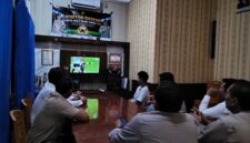 Kapolsek Buay Madang Timur IPTU Swisspo, bersama jajaran personel dan warga pencinta sepak bola menyaksikan pertandingan Portugal vs Uzbekistan saat acara Nonton Bareng (Nobar) Pesta Bola Dunia 2026 di Mako Polsek Buay Madang Timur, Kabupaten OKU Timur.