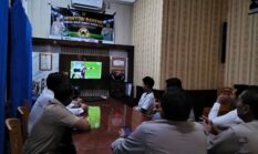 Perkuat Kebersamaan, Polsek Buay Madang Timur Gelar Nobar Pesta Bola Dunia 2026 Bersama Warga