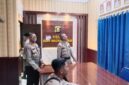 Kapolsek Buay Madang Timur IPTU Swisspo, (kiri) saat mendampingi Tim Penilai dari Polres OKU Timur yang dipimpin AKP Hermansyah (tengah belakang) melakukan peninjauan ruangan di Mapolsek Buay Madang Timur, Kabupaten OKU Timur. 