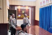 Kapolsek Buay Madang Timur IPTU Swisspo, (kiri) saat mendampingi Tim Penilai dari Polres OKU Timur yang dipimpin AKP Hermansyah (tengah belakang) melakukan peninjauan ruangan di Mapolsek Buay Madang Timur, Kabupaten OKU Timur. 