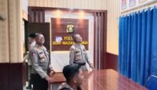 Kapolsek Buay Madang Timur IPTU Swisspo, (kiri) saat mendampingi Tim Penilai dari Polres OKU Timur yang dipimpin AKP Hermansyah (tengah belakang) melakukan peninjauan ruangan di Mapolsek Buay Madang Timur, Kabupaten OKU Timur.