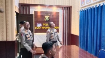 Kapolsek Buay Madang Timur IPTU Swisspo, (kiri) saat mendampingi Tim Penilai dari Polres OKU Timur yang dipimpin AKP Hermansyah (tengah belakang) melakukan peninjauan ruangan di Mapolsek Buay Madang Timur, Kabupaten OKU Timur.