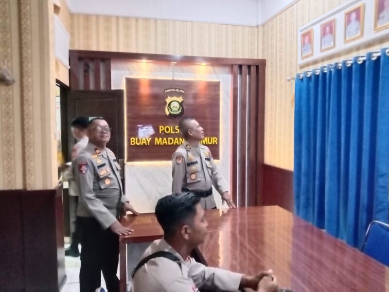 Kapolsek Buay Madang Timur IPTU Swisspo, (kiri) saat mendampingi Tim Penilai dari Polres OKU Timur yang dipimpin AKP Hermansyah (tengah belakang) melakukan peninjauan ruangan di Mapolsek Buay Madang Timur, Kabupaten OKU Timur. 