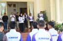 fhoto : wakil walikota pagar alam hj bertha lepas tim u-15 ke piala soeratin