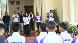 fhoto : wakil walikota pagar alam hj bertha lepas tim u-15 ke piala soeratin