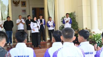 fhoto : wakil walikota pagar alam hj bertha lepas tim u-15 ke piala soeratin
