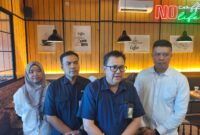 Kepala BPJS Ketenagakerjaan Cabang Palembang, Novri Annur (tengah) saat tanya jawab bersama Media.