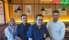 Kepala BPJS Ketenagakerjaan Cabang Palembang, Novri Annur (tengah) saat tanya jawab bersama Media.