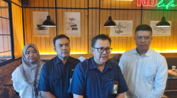 Kepala BPJS Ketenagakerjaan Cabang Palembang, Novri Annur (tengah) saat tanya jawab bersama Media.