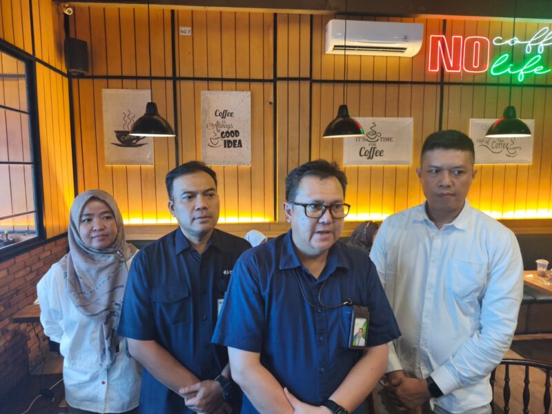 Kepala BPJS Ketenagakerjaan Cabang Palembang, Novri Annur (tengah) saat tanya jawab bersama Media.