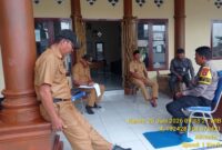 Personel Polsek Buay Madang Timur, Polres OKU Timur, berdialog dengan Kepala Desa beserta perangkat Desa Tanjung Mulya saat melaksanakan kegiatan sambang Kamtibmas di Kantor Desa Tanjung Mulya, Kecamatan Buay Madang Timur, Kabupaten OKU Timur, Sumatera Selatan. 