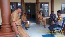 Personel Polsek Buay Madang Timur, Polres OKU Timur, berdialog dengan Kepala Desa beserta perangkat Desa Tanjung Mulya saat melaksanakan kegiatan sambang Kamtibmas di Kantor Desa Tanjung Mulya, Kecamatan Buay Madang Timur, Kabupaten OKU Timur, Sumatera Selatan. 