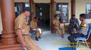 Personel Polsek Buay Madang Timur, Polres OKU Timur, berdialog dengan Kepala Desa beserta perangkat Desa Tanjung Mulya saat melaksanakan kegiatan sambang Kamtibmas di Kantor Desa Tanjung Mulya, Kecamatan Buay Madang Timur, Kabupaten OKU Timur, Sumatera Selatan. 