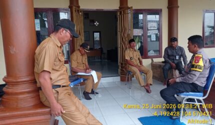 Personel Polsek Buay Madang Timur, Polres OKU Timur, berdialog dengan Kepala Desa beserta perangkat Desa Tanjung Mulya saat melaksanakan kegiatan sambang Kamtibmas di Kantor Desa Tanjung Mulya, Kecamatan Buay Madang Timur, Kabupaten OKU Timur, Sumatera Selatan.