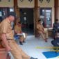 Personel Polsek Buay Madang Timur, Polres OKU Timur, berdialog dengan Kepala Desa beserta perangkat Desa Tanjung Mulya saat melaksanakan kegiatan sambang Kamtibmas di Kantor Desa Tanjung Mulya, Kecamatan Buay Madang Timur, Kabupaten OKU Timur, Sumatera Selatan. 