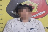 Tersangka beserta barang bukti saat diamankan. Foto: dokumen polisi.