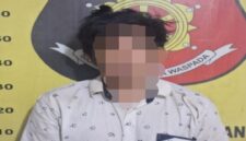 Tersangka beserta barang bukti saat diamankan. Foto: dokumen polisi.