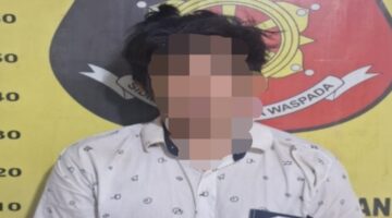 Tersangka beserta barang bukti saat diamankan. Foto: dokumen polisi.