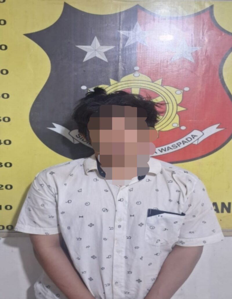 Tersangka beserta barang bukti saat diamankan. Foto: dokumen polisi.
