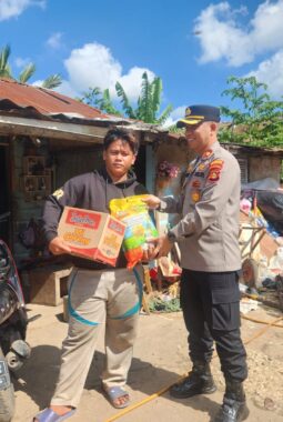 Sambut Hari Bhayangkara ke-80, Polsek Sukarami dan Bhayangkari Salurkan 50 Paket Sembako kepada Warga 
