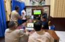 Jajaran personel Polsek Buay Madang Timur bersama masyarakat pencinta sepak bola menyaksikan pertandingan laga Norwegia melawan Perancis saat nonton bareng Pesta Bola Dunia 2026 di Mako Polsek Buay Madang Timur, OKU Timur. 