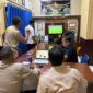 Jajaran personel Polsek Buay Madang Timur bersama masyarakat pencinta sepak bola menyaksikan pertandingan laga Norwegia melawan Perancis saat nonton bareng Pesta Bola Dunia 2026 di Mako Polsek Buay Madang Timur, OKU Timur. 