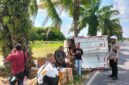 Anggota Polsek Buay Madang Timur berjaga di samping truk box Hino yang terguling di Jalan Raya Lintas Belitang BK 2, Desa Srikaton, Kecamatan Buay Madang Timur, OKU Timur. 