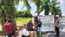 Anggota Polsek Buay Madang Timur berjaga di samping truk box Hino yang terguling di Jalan Raya Lintas Belitang BK 2, Desa Srikaton, Kecamatan Buay Madang Timur, OKU Timur. 