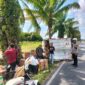 Anggota Polsek Buay Madang Timur berjaga di samping truk box Hino yang terguling di Jalan Raya Lintas Belitang BK 2, Desa Srikaton, Kecamatan Buay Madang Timur, OKU Timur. 