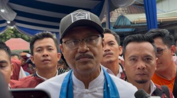 Menteri Sosial RI, Syaifullah Yusuf saat diwawancarai langsung usai acara Open House Sekolah Rakyat di SRMA 7 Palembang, Minggu (28/6/2026). Foto: Tia