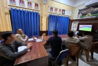 Kapolsek Buay Madang Timur Iptu Swisspo, bersama jajaran anggota dan warga menyaksikan pertandingan babak 32 besar Pesta Bola Dunia 2026 antara Afrika Selatan melawan Kanada di Mako Polsek Buay Madang Timur, Kabupaten OKU Timur. 