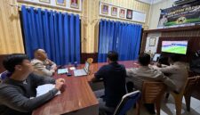 Kapolsek Buay Madang Timur Iptu Swisspo, bersama jajaran anggota dan warga menyaksikan pertandingan babak 32 besar Pesta Bola Dunia 2026 antara Afrika Selatan melawan Kanada di Mako Polsek Buay Madang Timur, Kabupaten OKU Timur. 