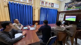 Kapolsek Buay Madang Timur Iptu Swisspo, bersama jajaran anggota dan warga menyaksikan pertandingan babak 32 besar Pesta Bola Dunia 2026 antara Afrika Selatan melawan Kanada di Mako Polsek Buay Madang Timur, Kabupaten OKU Timur. 