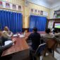 Kapolsek Buay Madang Timur Iptu Swisspo, bersama jajaran anggota dan warga menyaksikan pertandingan babak 32 besar Pesta Bola Dunia 2026 antara Afrika Selatan melawan Kanada di Mako Polsek Buay Madang Timur, Kabupaten OKU Timur. 