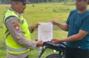 Personel Polsek Buay Madang Timur menyerahkan lembaran Maklumat Kapolda Sumsel tentang larangan membakar hutan dan lahan kepada seorang warga saat menggelar kegiatan mitigasi karhutla di Kecamatan Buay Madang Timur, Kabupaten OKU Timur. 