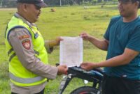 Personel Polsek Buay Madang Timur menyerahkan lembaran Maklumat Kapolda Sumsel tentang larangan membakar hutan dan lahan kepada seorang warga saat menggelar kegiatan mitigasi karhutla di Kecamatan Buay Madang Timur, Kabupaten OKU Timur. 