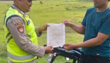 Personel Polsek Buay Madang Timur menyerahkan lembaran Maklumat Kapolda Sumsel tentang larangan membakar hutan dan lahan kepada seorang warga saat menggelar kegiatan mitigasi karhutla di Kecamatan Buay Madang Timur, Kabupaten OKU Timur. 