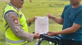 Personel Polsek Buay Madang Timur menyerahkan lembaran Maklumat Kapolda Sumsel tentang larangan membakar hutan dan lahan kepada seorang warga saat menggelar kegiatan mitigasi karhutla di Kecamatan Buay Madang Timur, Kabupaten OKU Timur. 