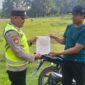 Personel Polsek Buay Madang Timur menyerahkan lembaran Maklumat Kapolda Sumsel tentang larangan membakar hutan dan lahan kepada seorang warga saat menggelar kegiatan mitigasi karhutla di Kecamatan Buay Madang Timur, Kabupaten OKU Timur. 