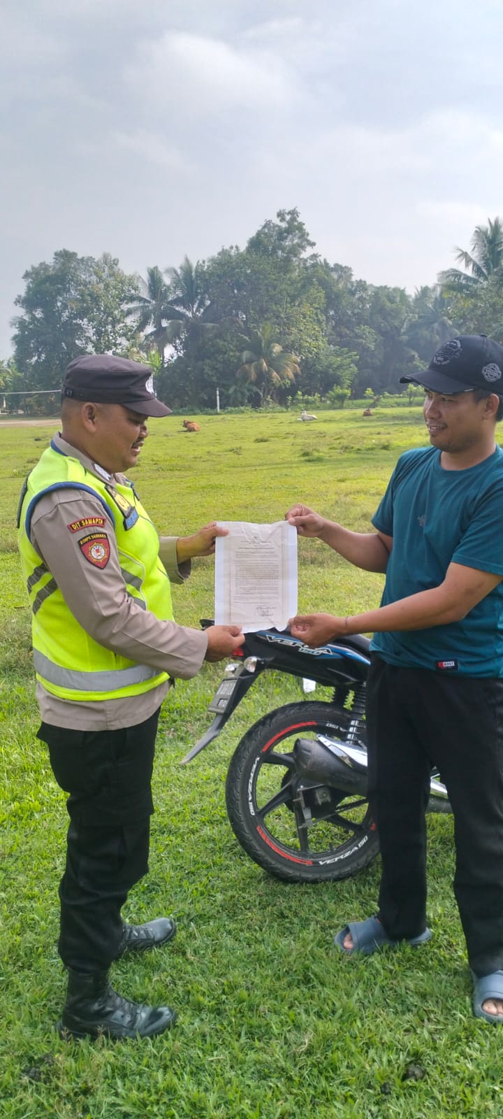 Personel Polsek Buay Madang Timur menyerahkan lembaran Maklumat Kapolda Sumsel tentang larangan membakar hutan dan lahan kepada seorang warga saat menggelar kegiatan mitigasi karhutla di Kecamatan Buay Madang Timur, Kabupaten OKU Timur. 