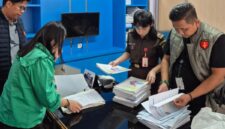 Saat tim pidsus Kejari Palembang Geledah Kantor Dishub