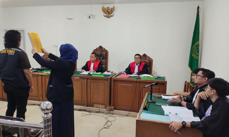 Saat dihadirkan di sidang yang digelar di PN Palembang, Senin (29/6/2026)