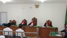 Saat tim penasehat hukumnya kedua terdakwa membaca Ekspresi di sidang PN Tipikor Palembang, Selasa (30/6/2026)
