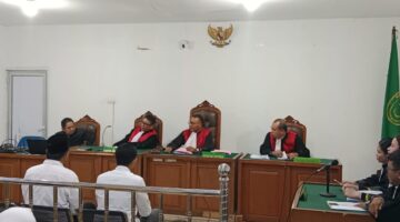 Saat tim penasehat hukumnya kedua terdakwa membaca Ekspresi di sidang PN Tipikor Palembang, Selasa (30/6/2026)